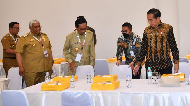 Presiden Joko Widodo atau Jokowi bersama kepala daerah dan forum komunikasi pimpinan daerah (Forkopimda) Se-Indonesia di Sentul International Convention Centre (SICC), Kabupaten Bogor, Jawa Barat, Selasa (17/1/2023). [Laily Rachev - Biro Pers Sekretariat Presiden]