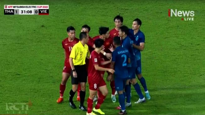 Insiden saat pertandingan final Piala AFF leg kedua antara Thailand melawan Vietnam (iNews / rctiplus.com)