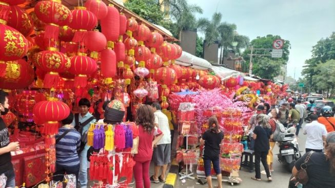 Pedagang Lampion dan Pernak-pernik Imlek di Petak Sembilan Banjir Pembeli, Omzet Rp 8 Juta per Hari