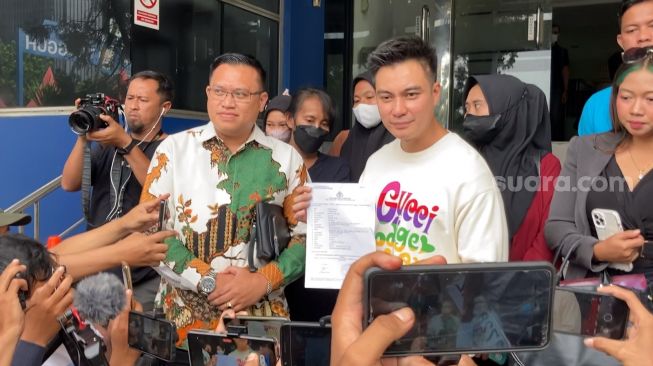 Baim Wong membuat laporan terkait kasus giveaway yang mencatut namanya di Polda Metro Jaya, Selasa (17/1/2023). [Adiyoga Priyambodo/Suara.com]