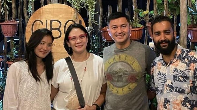 Gaya Artis Usia 40-an saat Liburan ke Bali (Instagram/@anjasmara)