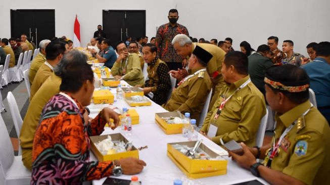 Presiden Joko Widodo atau Jokowi bersama kepala daerah dan forum komunikasi pimpinan daerah (Forkopimda) Se-Indonesia di Sentul International Convention Centre (SICC), Kabupaten Bogor, Jawa Barat, Selasa (17/1/2023). [Laily Rachev - Biro Pers Sekretariat Presiden]