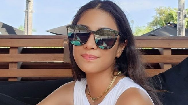 Gaya Artis Usia 40-an saat Liburan ke Bali (Instagram/@therealdisastr)