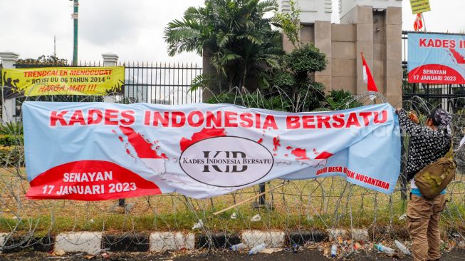 Massa dari Perkumpulan Aparatur Pemerintah Desa Seluruh Indonesia melakukan unjuk rasa di depan Gedung DPR, Senayan, Jakarta, Selasa (17/1/2023).