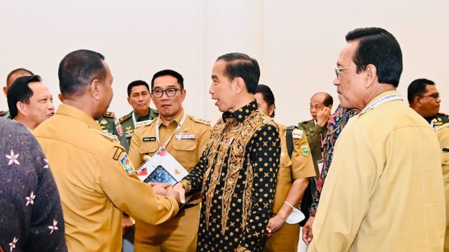 Makan Siang dengan Gubernur, Ridwan Kamil Nempel Jokowi Terus, Ganjar Ke Mana?