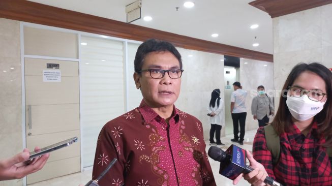 Anggota Komisi III DPR RI dari Fraksi PDIP, Johan Budi menanggapi tuntutan penjara seumur hidup untuk Ferdy Sambo dalam kasus pembunuhan Brigadir J di Kompleks Parlemen, Jakarta, Selasa (17/1/2023). (Suara.com/Bagaskara)