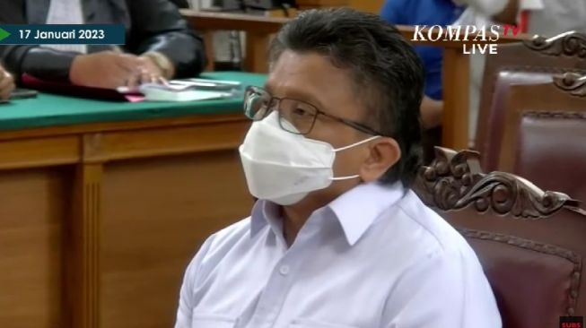 Ferdy Sambo saat mendengarkan tuntutan yang dibacakan oleh JPU dalam sidang pembacaan tuntutan bagi terdakwa Ferdy Sambo di Pengadilan Negeri Jakarta Selatan, Selasa (17/1/2023). (Tangkap layar YouTube Kompas TV)