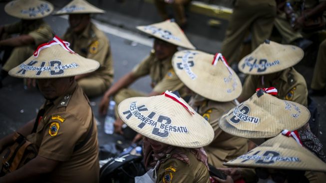 Massa dari Perkumpulan Aparatur Pemerintah Desa Seluruh Indonesia melakukan unjuk rasa di depan Gedung DPR, Senayan, Jakarta, Selasa (17/1/2023). [ANTARA FOTO/Rivan Awal Lingga].