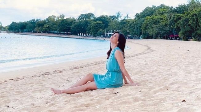 Gaya Artis Usia 40-an saat Liburan ke Bali (Instagram/@cuttaryofficial)