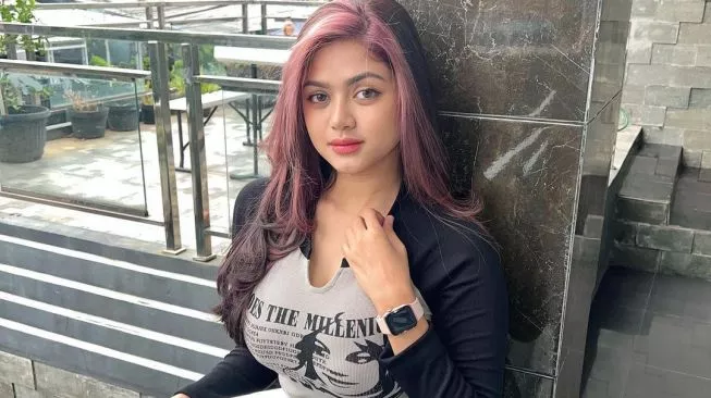 Tiara Aurellie Seksi Model Indonesia Topless  