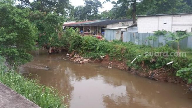 Kali di pinggir Jalan H. Rohimin, Ulujami, Pesanggrahan, Jakarta Selatan yang menjadi lokasi perploncoan siswa dan alumni SMAN 6 Jakarta, Selasa (17/1/2023). (Suara.com/Yosea)