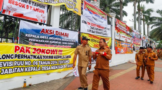 Massa dari Perkumpulan Aparatur Pemerintah Desa Seluruh Indonesia melakukan unjuk rasa di depan Gedung DPR, Senayan, Jakarta, Selasa (17/1/2023).