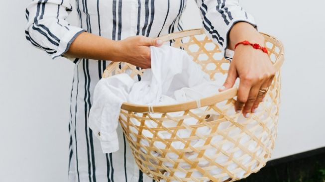 6 Cara Mencuci Baju Putih, Kinclong Tanpa Noda Kuning-Kuning