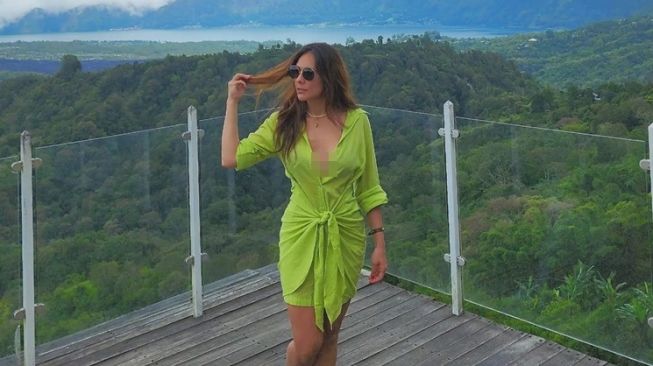 Gaya Artis Usia 40-an saat Liburan ke Bali (Instagram/@wulanguritno)