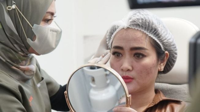 Vega Darwanti melakukan perawatan kecantikan di Klinik Dermapro, Jakarta. [dokumentasi pribadi]