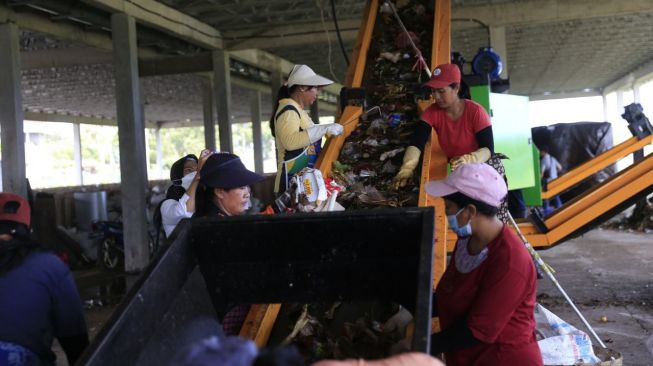 Suasana di Tempat Olah Sampah Setempat (TOSS) Center di Klungkung, Bali. [dokumentasi Pemkab Klungkung]