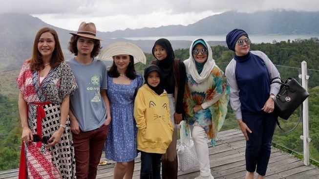 Gaya Artis Usia 40-an saat Liburan ke Bali (Instagram/@maiaestiantyreal)