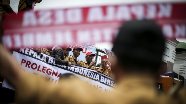 Massa dari Perkumpulan Aparatur Pemerintah Desa Seluruh Indonesia melakukan unjuk rasa di depan Gedung DPR, Senayan, Jakarta, Selasa (17/1/2023). [ANTARA FOTO/Rivan Awal Lingga].