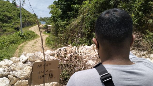 Kecewa Kebijakan Pemerintah Kalurahan Kanigoro, Warga Blokir Jalan Masuk Pantai Widodaren dengan Tumpukan Batu 6 Kubik