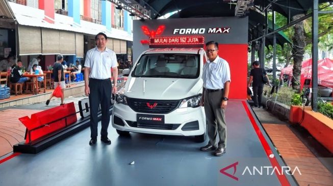 Vice President Wuling Motors, Arif Pramadana berfoto bersama dengan CFO Wuling Motors, Yan Kaili pada peluncuran Formo Max di kawasan Pantai Indah Kapuk (PIK), Selasa (17/01/2023) (ANTARA/Chairul Rohman)
