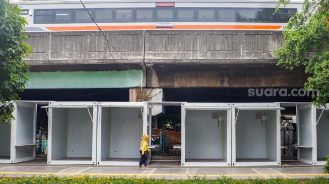 Warga melintas di dekat kios untuk pedagang kaki lima (PKL) di Jalan Penataran, kawasan Tugu Proklamasi, Jakarta Pusat, Selasa (17/1/2023).  [Suara.com/Alfian Winanto]