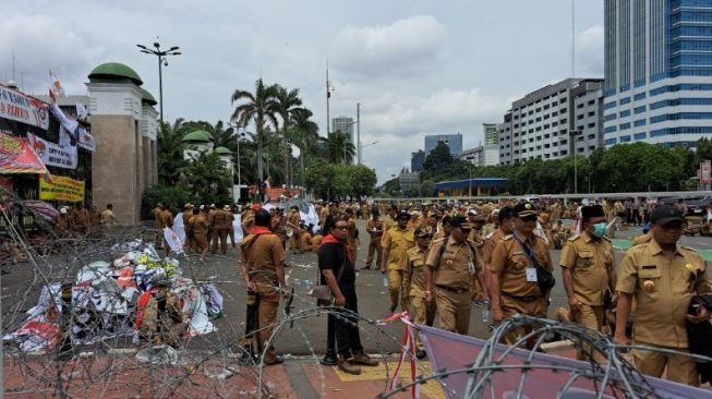 PP Papdesi menggelar aksi unjuk rasa menuntut perpanjangan masa jabatan kades menjadi 9 tahun di Depan Gedung DPR/MPR Jakarta pada Selasa (17/1/2023). [Suara.com/Novian]