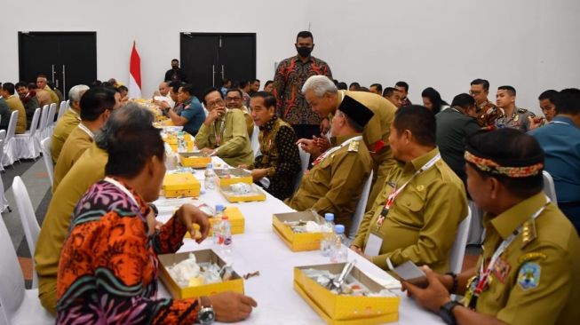 Gubernur Jawa Tengah Ganjar Pranowo mendekati Presiden Joko Widodo atau Jokowi pada sesi makan siang bersama kepala daerah dan forum komunikasi pimpinan daerah (Forkopimda) Se-Indonesia di Sentul International Convention Centre (SICC), Kabupaten Bogor, Jawa Barat, Selasa (17/1/2023). (Laily Rachev - Biro Pers Sekretariat Presiden)