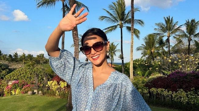 Gaya Artis Usia 40-an saat Liburan ke Bali (Instagram/@ririnekawati)