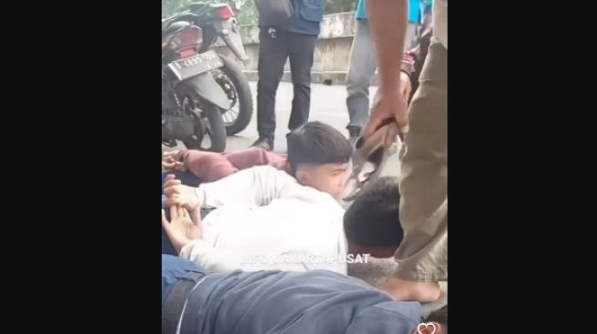 Kacau! Keciduk Saat Hendak Ikut Tawuran Di Cempaka Putih, Pelajar SMP Nangis Kejer Digebuki Bapaknya Pakai Sandal