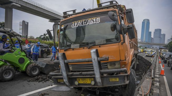 Truk Bermuatan Batu Bara Kecelakaan Di Tol Dalam Kota, Dua Sopir Terluka