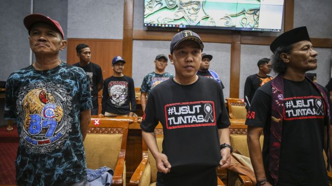 Sejumlah keluarga korban tragedi Stadion Kanjuruhan, Malang mengikuti rapat dengar pendapat umum bersama Komisi X DPR di Kompleks Parlemen, Senayan, Jakarta, Rabu (18/1/2023). [ANTARA FOTO/Rivan Awal Lingga].