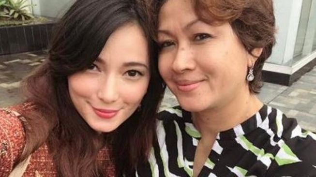 Artis dan Ibu yang Beda Agama (Instagram/@asmirandah89)