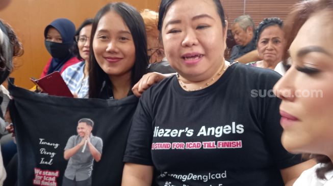 Serba-serbi Fans Bharada E Jelang Sidang Tuntutan, Pakai Kaos Bertuliskan 'Torang Deng Icad'