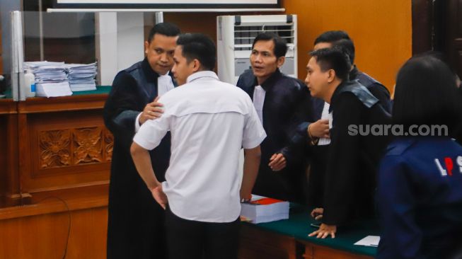 Terdakwa kasus pembunuhan Brigadir Yosua Hutabarat, Richard Eliezer menemui saat mengikuti sidang lanjutan di Pengadilan Negeri Jakarta Selatan, Rabu (18/1/2023). [Suara.com/Alfian Winanto]