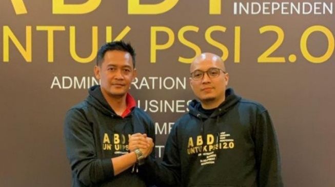 CEO Nine Sport Inc. Arif Putra Wicaksono (kanan) dan CEO Bandung Premier League Doni Setiabudi berfoto bersama usai pendeklarasian diri menjadi calon ketua umum dan wakil ketua umum Persatuan Sepak Bola Seluruh Indonesia (PSSI) di Jakarta, Senin (9/9). (ABDI untuk PSSI 20)