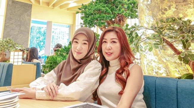 Artis dan Ibu yang Beda Agama (Instagram/@julietanherisman)