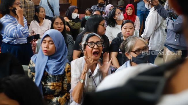 Reaksi pendukung Bharada E atau Richard Eliezer menangis usai mendengar tuntutan JPU saat menghadiri sidang kasus pembunuhan Brigadir Yosua Hutabarat di Pengadilan Negeri Jakarta Selatan, Rabu (18/1/2023). [Suara.com/Alfian Winanto]