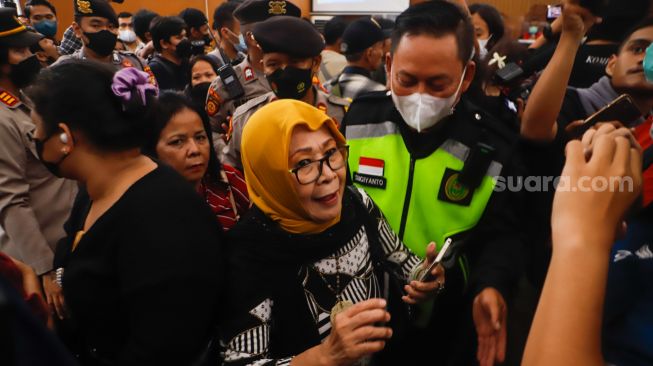 Pendukung Bharada E atau Richard Eliezer digiring keluar oleh Pamdal karena ribut usai mendengar tuntutan JPU saat menghadiri sidang kasus pembunuhan Brigadir Yosua Hutabarat di Pengadilan Negeri Jakarta Selatan, Rabu (18/1/2023). [Suara.com/Alfian Winanto]