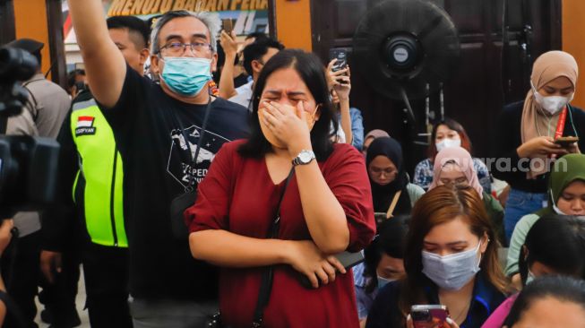 Pendukung Bharada E atau Richard Eliezer menangis usai mendengar tuntutan JPU saat menghadiri sidang kasus pembunuhan Brigadir Yosua Hutabarat di Pengadilan Negeri Jakarta Selatan, Rabu (18/1/2023). [Suara.com/Alfian Winanto]