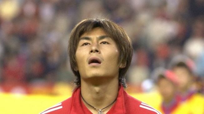 Pemain Timnas China, Li Weifeng, diambil 27 April 2002 di Incheon, sebelum pertandingan persahabatan melawan Korea Selatan. Kedua tim akan berpartisipasi dalam Piala Dunia FIFA 2002 di Korea Selatan dan Jepang (31 Mei - 30 Juni). AFP FOTO/EMMANUEL.