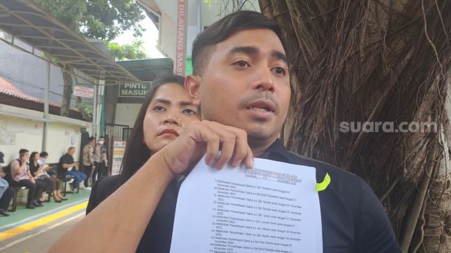 Kuasa hukum Jessica Iskandar, Rolland E. Potu di Pengadilan Negeri Jakarta Selatan (18/1/2023). [Suara.com/Adiyoga Priyambodo]