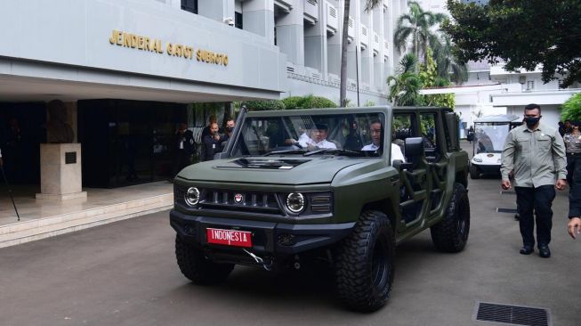 Menteri Pertahanan (Menhan) Prabowo Subianto sopiri Presiden RI Joko Widodo (Jokowi) menggunakan rantis Maung produksi PT Pindad di Kemenhan, Rabu (18/1/2023). [Lukas - Biro Pers Sekretariat Presiden]