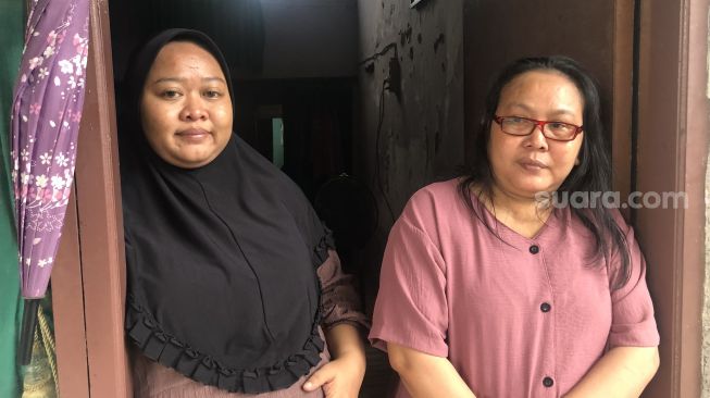 Mei (33), warga di kawasan Kebon Jeruk, Jakarta saat menceritakan sosok predator seks anak Junaidi. (Suara.com/Faqih)