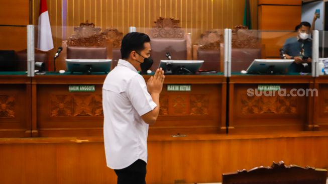 Terdakwa kasus pembunuhan Brigadir Yosua Hutabarat, Richard Eliezer saat hadir untuk mengikuti sidang lanjutan di Pengadilan Negeri Jakarta Selatan, Rabu (18/1/2023). [Suara.com/Alfian Winanto]