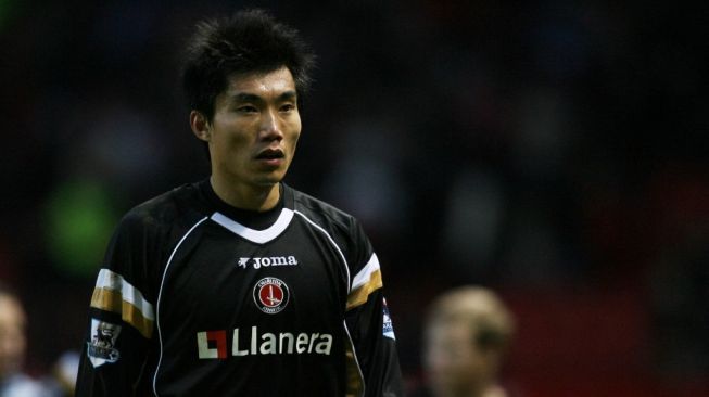 Bek asal Cina Zhi Zheng ketika berseragam Charlton Athletic. AFP PHOTO / PAUL ELLIS