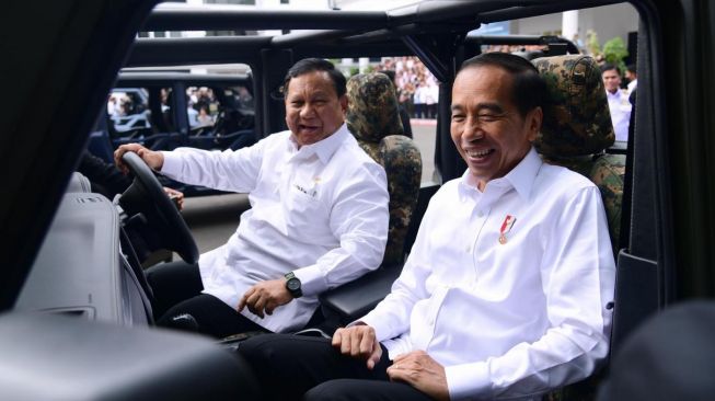 Dampingi Presiden RI Meninjau Alutsista, Menhan Prabowo Subianto Kemudikan Langsung Rantis Maung