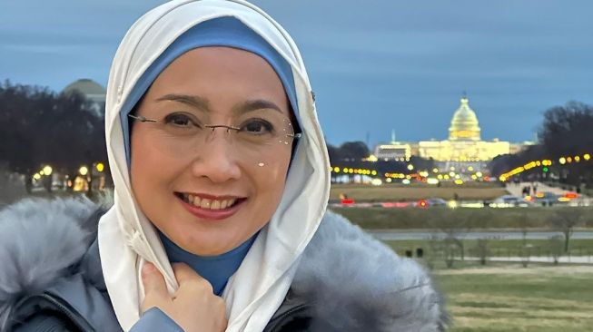 Desy Ratnasari Copot Jilbab dan Kenakan Kupluk, Lehernya Jadi Sorotan