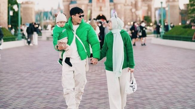 10 Potret Dinda Hauw Pamer Baby Bump saat Liburan di Jepang, Outfit-nya Curi Perhatian Penggemar Hijab