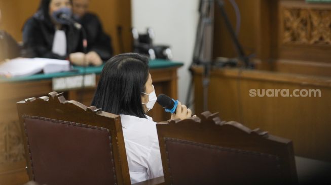 Terdakwa kasus pembunuhan Brigadir Yosua Hutabarat, Putri Candrawathi saat mengikuti sidang lanjutan di Pengadilan Negeri Jakarta Selatan, Rabu (18/1/2023). [Suara.com/Alfian Winanto]