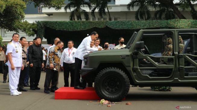 Presiden Joko Widodo meresmikan dan menandatangani kap mesin kendaraan taktis atau rantis yang beliau namai "Maung", karya PT Pindad di halaman kantor Departemen Pertahanan [ANTARA/Desca Lidya Natalia/nbl].